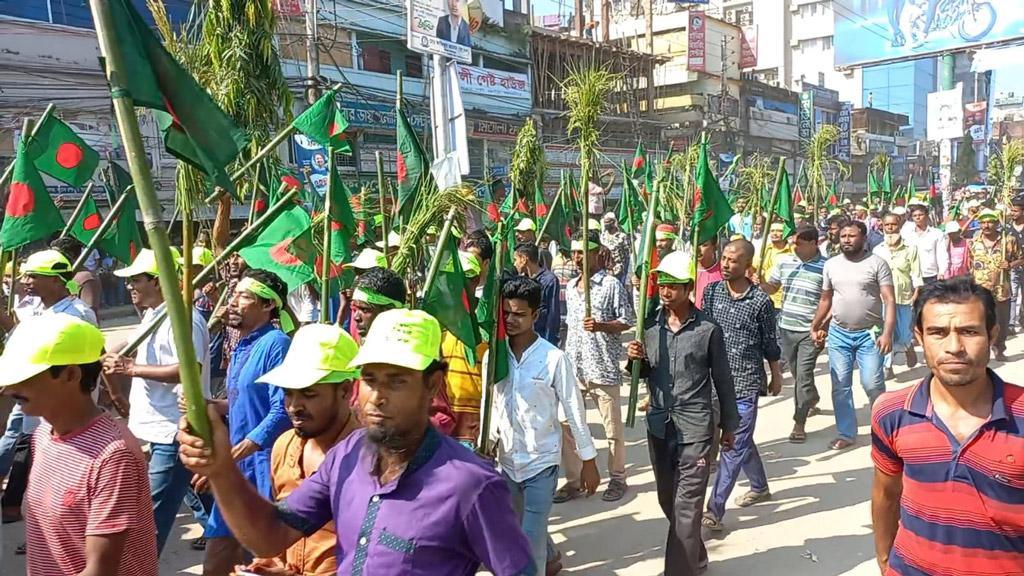 মিছিলে লাঠির ব্যবহারে  জনমনে বাড়ছে আতঙ্ক