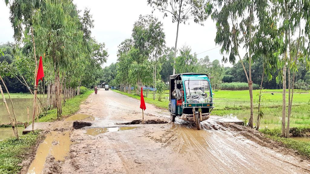 কালভার্ট ভেঙে যান চলাচল ব্যাহত, ঝুঁকি