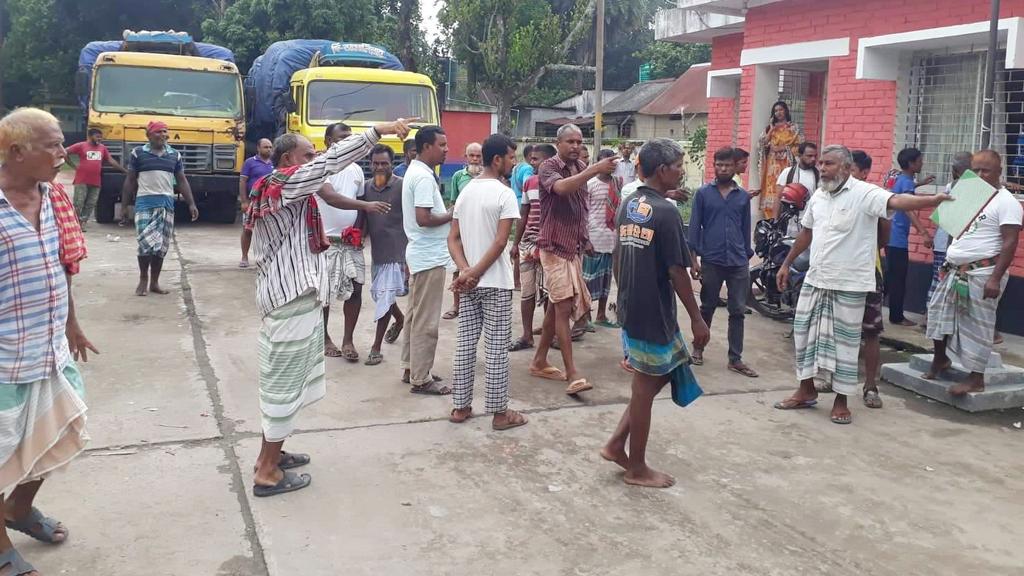 শ্রমিকদের কর্মবিরতি খাদ্যগুদামে অচলাবস্থা