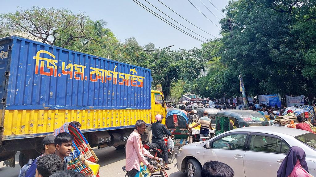 গুচ্ছ ভর্তি পরীক্ষায় যানজটে শিক্ষার্থী-অভিভাবকদের ভোগান্তি