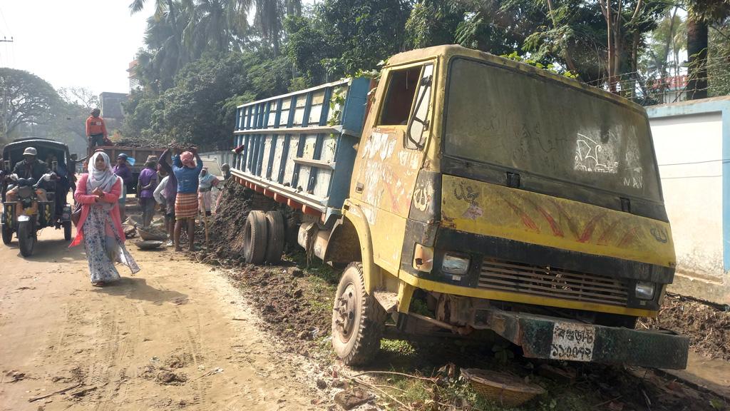 রাস্তায় গাড়ি ফেলে রেখেছে পুলিশ, বেকায়দায় রাসিক