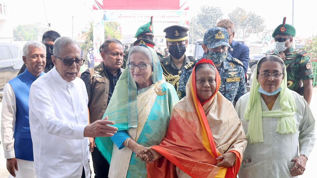 ১৬ পদের মাছ দিয়ে প্রধানমন্ত্রীকে আপ্যায়ন করলেন রাষ্ট্রপতি