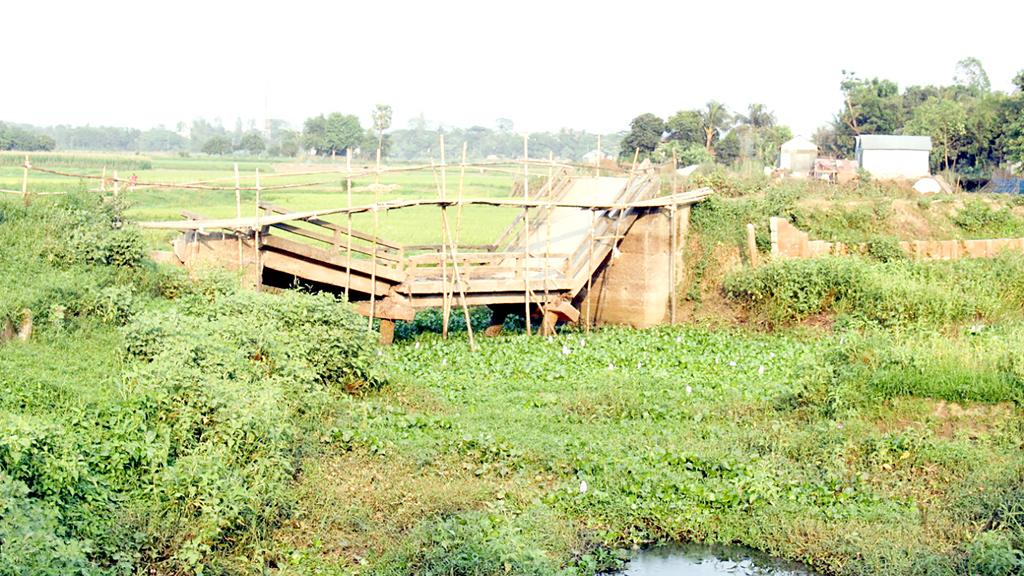 দীর্ঘদিন অকেজো দুই সেতু ভুগছে ৩০ হাজার মানুষ