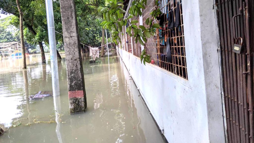 ঢাবির বঙ্গমাতা ও কুয়েত মৈত্রী হলে এখনো পানিবন্দী শিক্ষার্থীরা