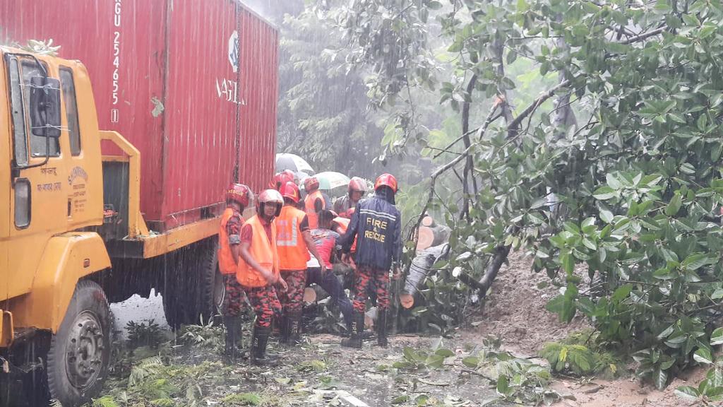 সীতাকুণ্ডে চলন্ত কাভার্ড ভ্যানের ওপর গাছ পড়ে ২ ঘণ্টা যান চলাচল বন্ধ