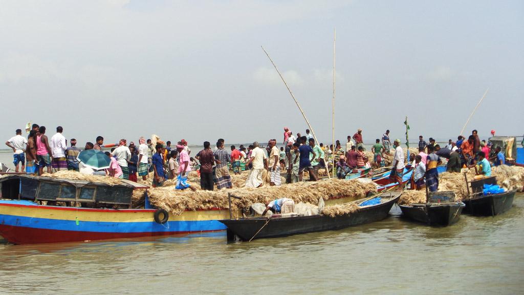 যমুনায় ভাসমান পাটের হাট