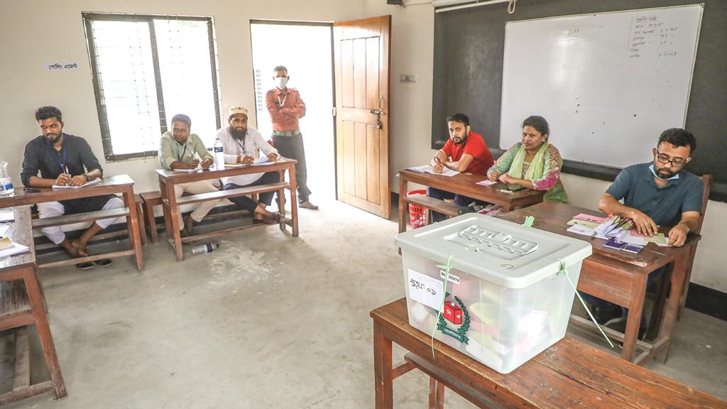 বর্জন ও স্বজনের নির্বাচন এবং দেশের গণতন্ত্র