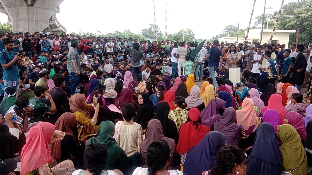 কোটা বাতিলের দাবিতে রাবি শিক্ষার্থীদের রেলপথ অবরোধ, সারা দেশের সঙ্গে যোগাযোগ বিচ্ছিন্ন