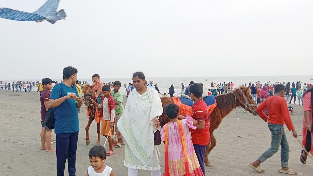 পর্যটকের উপস্থিতিতে সরগরম কুয়াকাটা সৈকত 