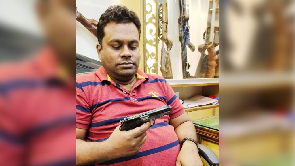 ফরিদপুরে পিস্তল হাতে ভাইরাল মৎস্যজীবী লীগ নেতাকে বহিষ্কার