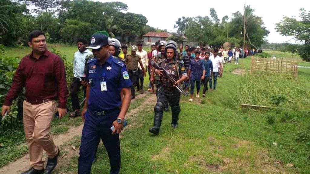 কেন্দুয়ায় প্রশাসনের পাহারায় কেন্দ্রে গেলেন ভোটাররা