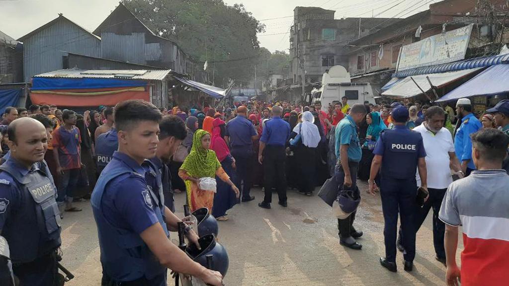 টঙ্গীতে শ্রমিক বিক্ষোভ, কারখানা বন্ধ, ভাঙচুর