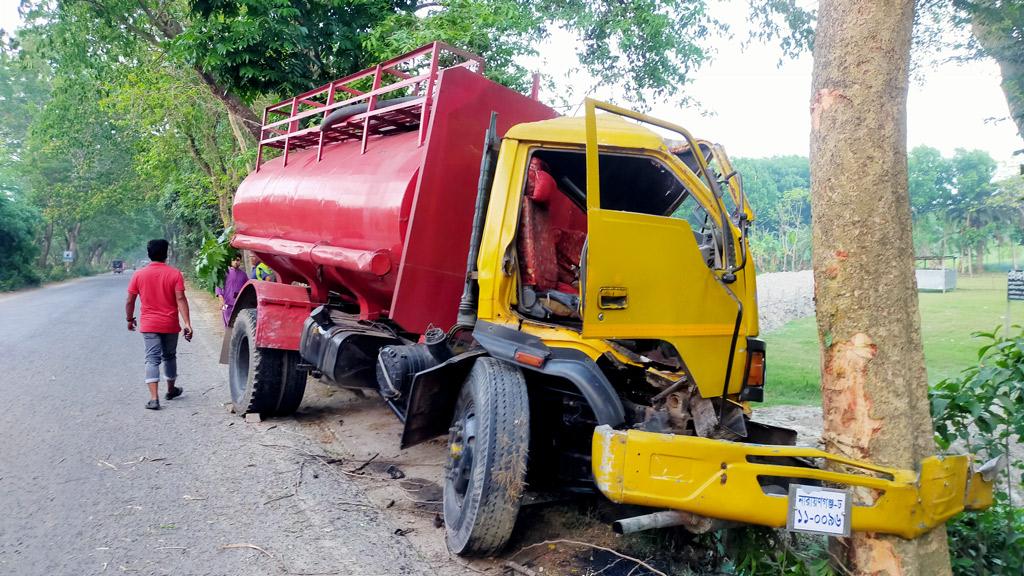 গাছের সঙ্গে তেলবাহী ট্রাকের ধাক্কায় নিহত ১, আহত ২