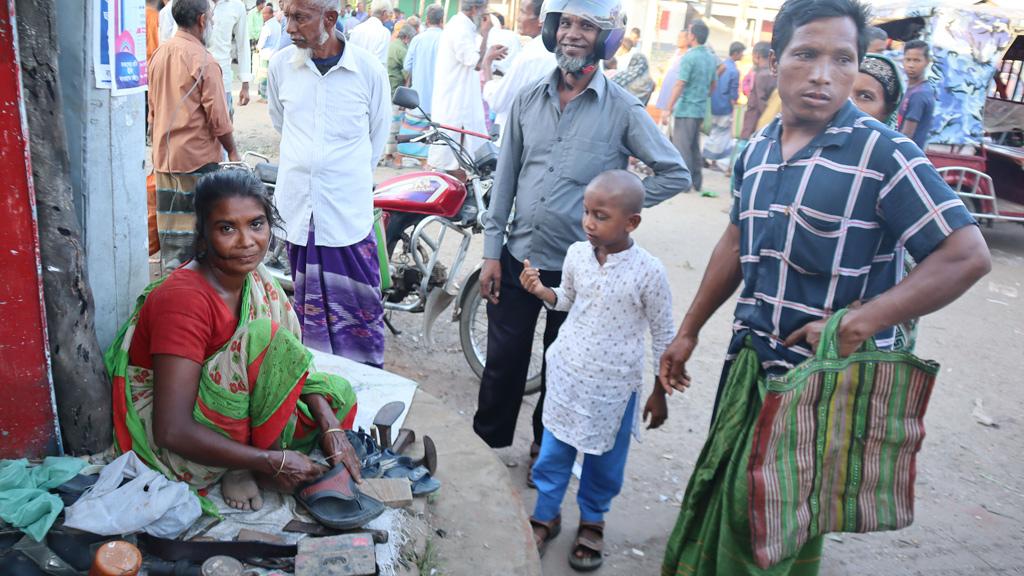 জুতা সেলাই করে সংসার চলে জীবনসংগ্রামী শেফালীর