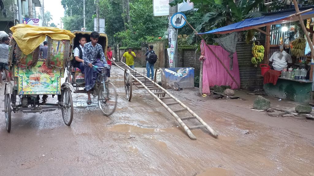 বৃষ্টি হলেই খানাখন্দের সড়কে বাড়ে ভোগান্তি