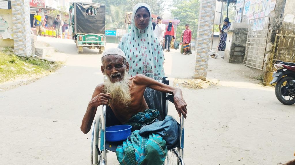 ‘স্বামীডারে লইয়া ভিক্ষা কইরা জীবনডা আর চলে না’