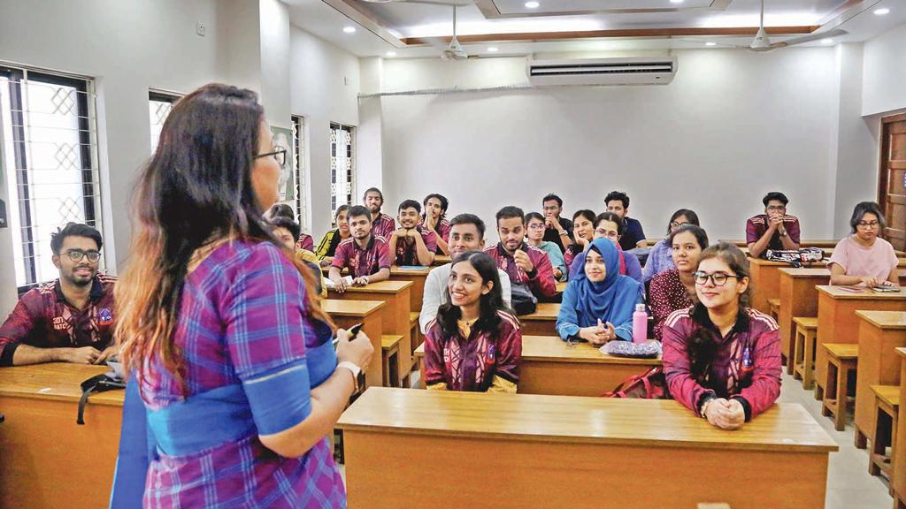 শিক্ষার্থীরা ক্লাসে ফিরলেও প্রশাসন ঢিলেঢালা