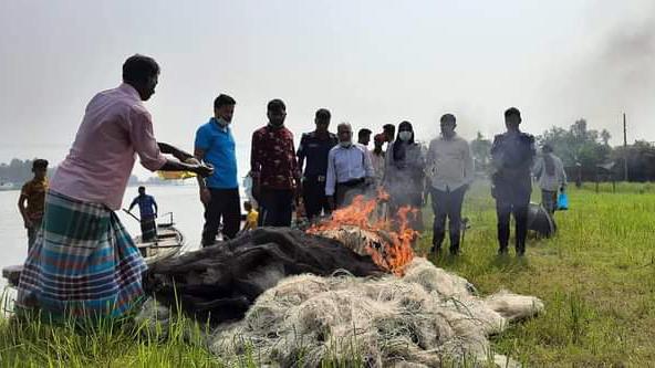 পোড়ানো হলো অভিযানে জব্দ  নিষিদ্ধ জাল