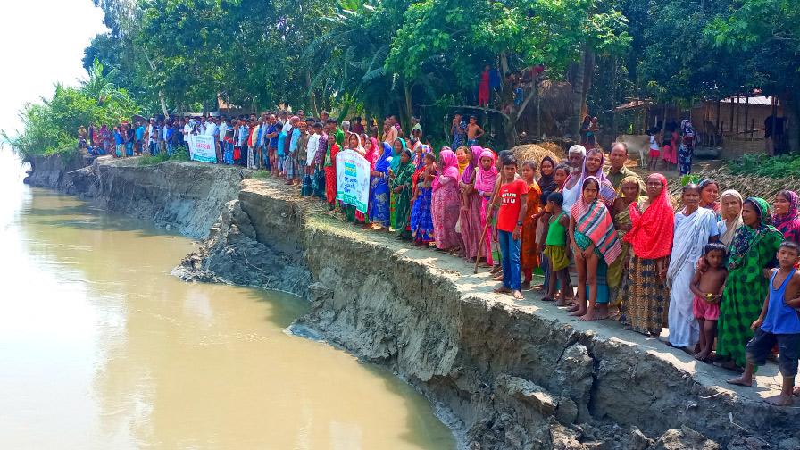 ভাঙন থেকে গুরুত্বপূর্ণ স্থাপনা রক্ষার দাবিতে মানববন্ধন