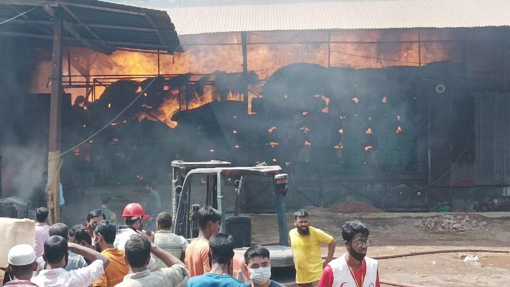 সীতাকুণ্ডে তুলার গুদামের আগুন ৬ ঘণ্টা পর নিয়ন্ত্রণে