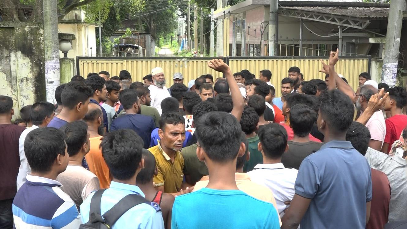 নওগাঁয় বিদ্যুতায়িত হয়ে শিক্ষার্থীর মৃত্যু, নেসকোর সামনে বিক্ষোভ এলাকাবাসীর 