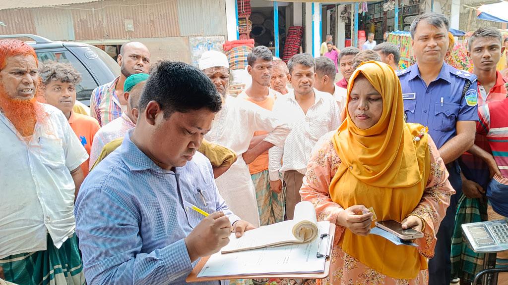 বেশি দামে আলু-পেঁয়াজ বিক্রি, ৪ ব্যবসায়ীকে জরিমানা