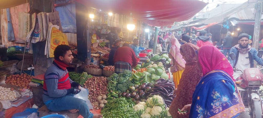 ‘জিনিসপাতির দাম শুনে গাও গরম হয়ে যায়’