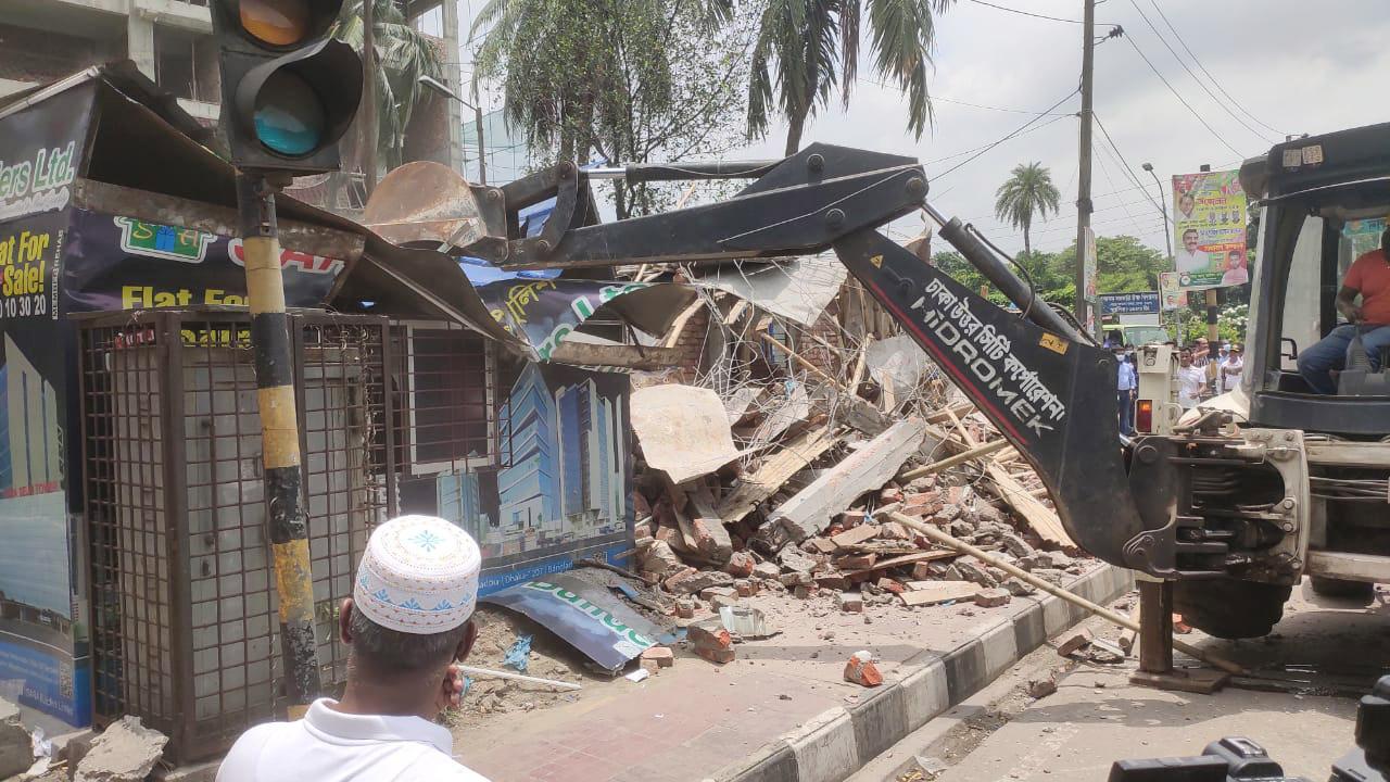 ফুটপাতের পুলিশ বক্স ভেঙে দিলেন মেয়র আতিক