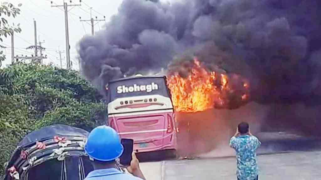 রূপগঞ্জে যাত্রীবাহী বাসে আগুন, হুড়োহুড়ি করে নামতে গিয়ে আহত ১০ 