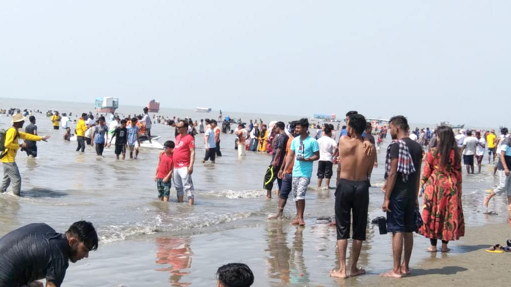 কুয়াকাটা সমুদ্রসৈকতে ফের পর্যটকের ভিড়