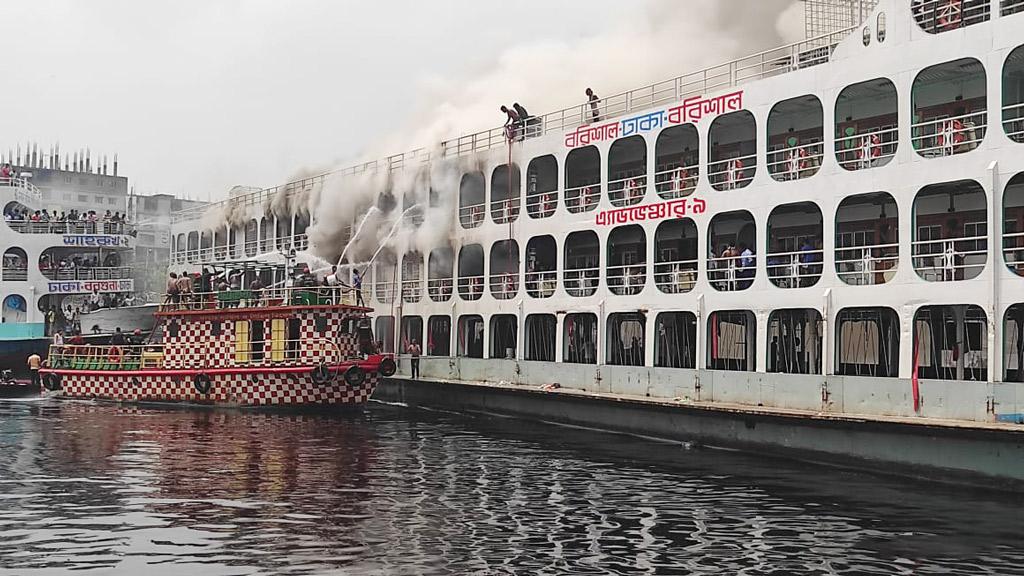 সদরঘাটে ‘অ্যাডভেঞ্চার-৯’ লঞ্চে আগুন, নিয়ন্ত্রণে ৭ ইউনিট