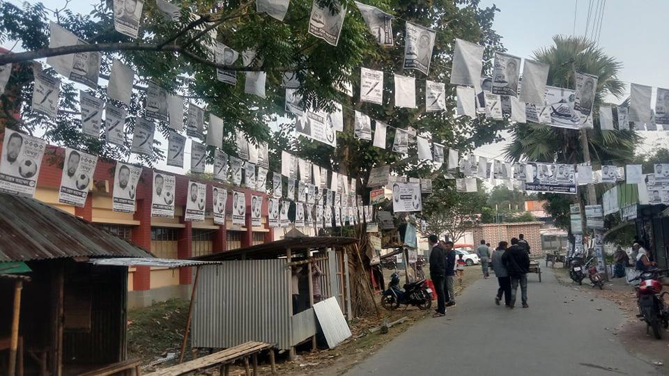 পোস্টারে ঢাকা পথ-ঘাট