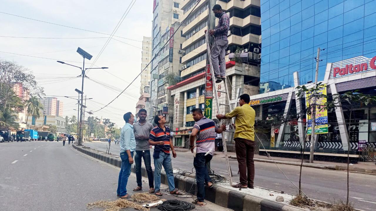 নয়াপল্টনে বিএনপির কার্যালয় এলাকায় সিসিটিভি স্থাপন করছে পুলিশ