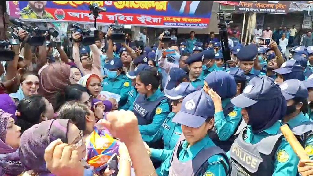 মহিলা দলের নারী দিবসের শোভাযাত্রায় পুলিশের বাধা