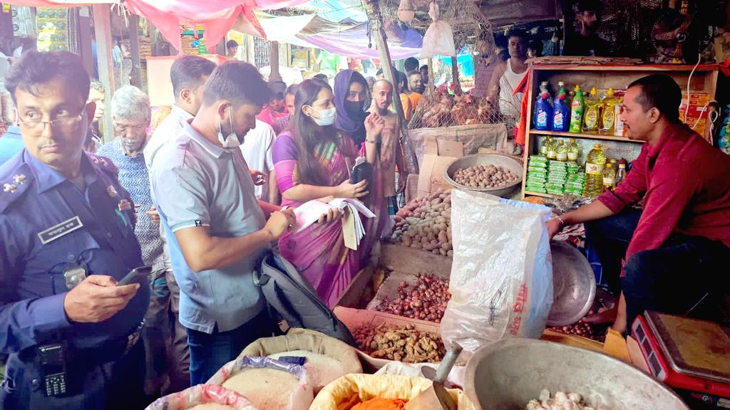 বেশি দামে পেঁয়াজ বিক্রি, কালীগঞ্জে ৫ ব্যবসায়ীকে জরিমানা