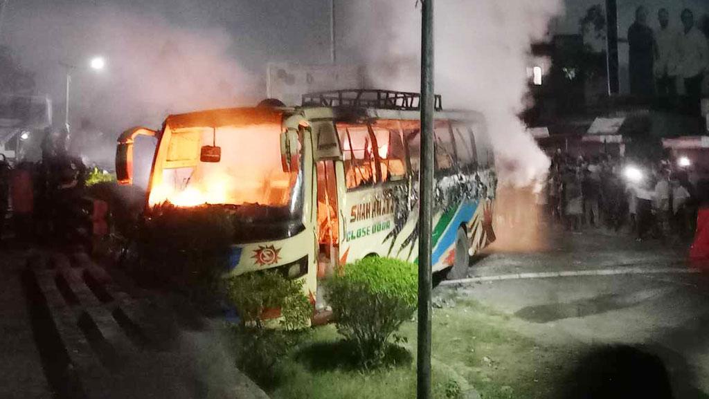 চুয়েটের ২ শিক্ষার্থী নিহতের ঘটনায় বাসে আগুন