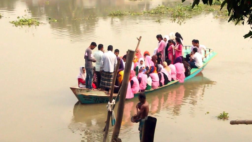 নদী পারাপারে ভরসা নৌকা