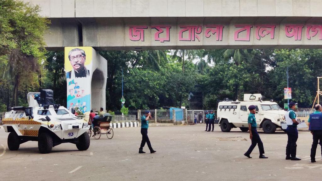 থমথমে ঢাকা বিশ্ববিদ্যালয় ক্যাম্পাস, বিপুল সাঁজোয়া যান মোতায়েন