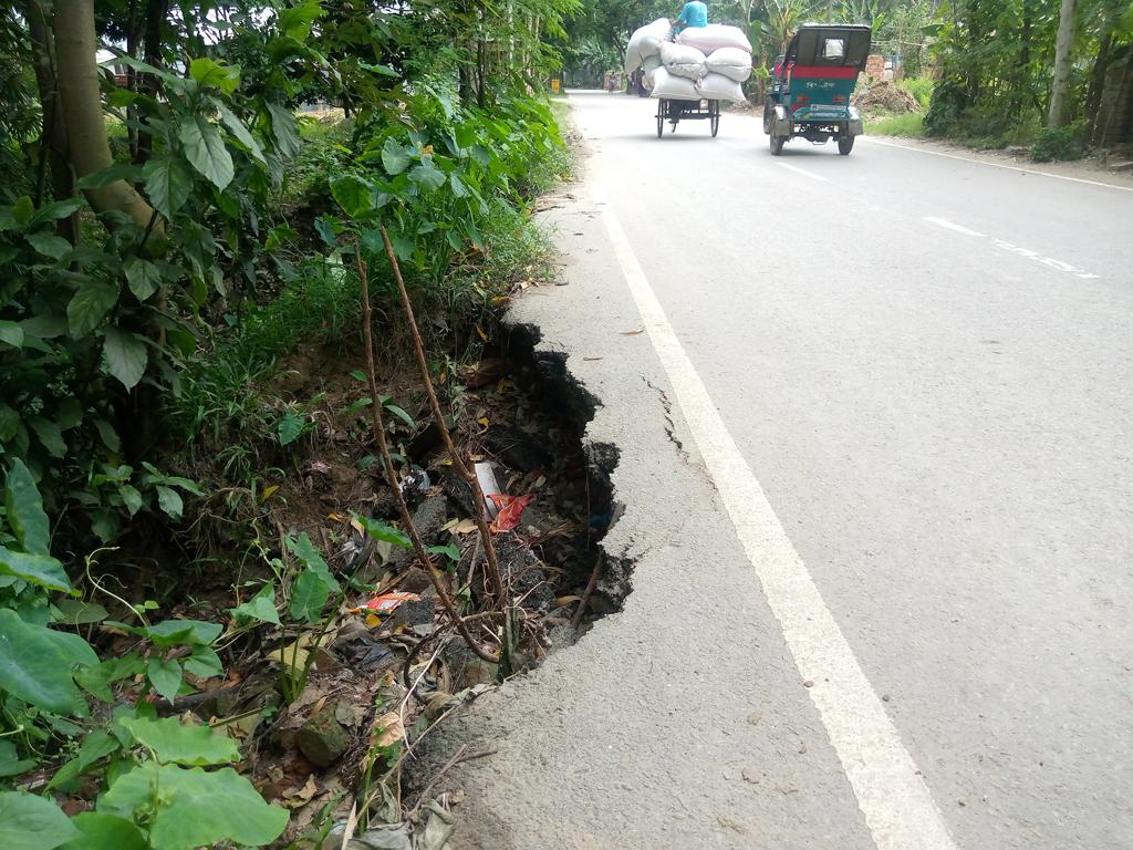 বছর না পেরোতেই  ধসে পড়েছে সড়ক