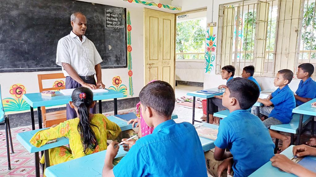 দৃষ্টিহীন খায়রুল ছড়াচ্ছেন শিক্ষার আলো