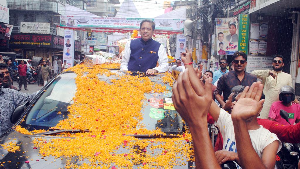 বরিশাল সিটি নির্বাচন: নৌকার মনোনয়ন পাওয়ায় খোকনকে রাজসিক সংবর্ধনা