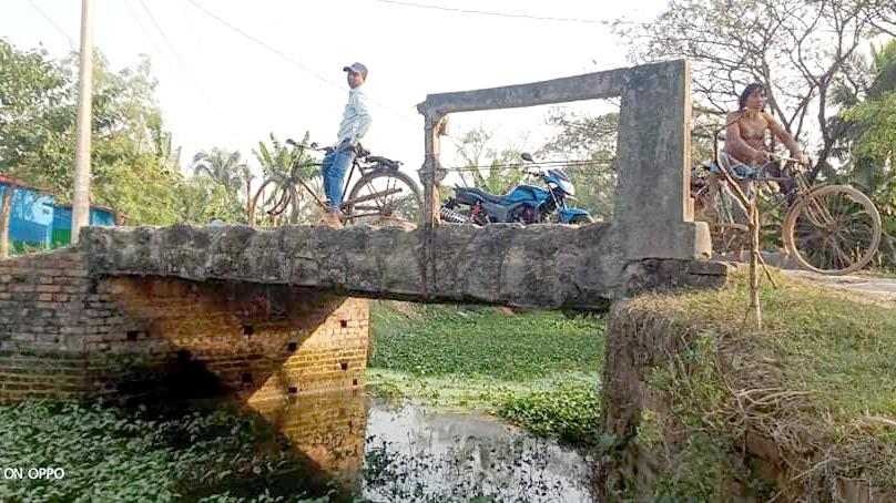 ঝুঁকিপূর্ণ সেতু দিয়ে শিক্ষার্থীদের চলাচল