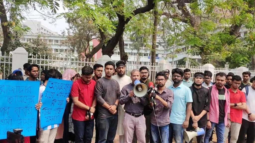 ঢাবিতে রমজানের আলোচনা সভায় ছাত্রলীগের হামলার ঘটনায় উপাচার্যকে স্মারকলিপি