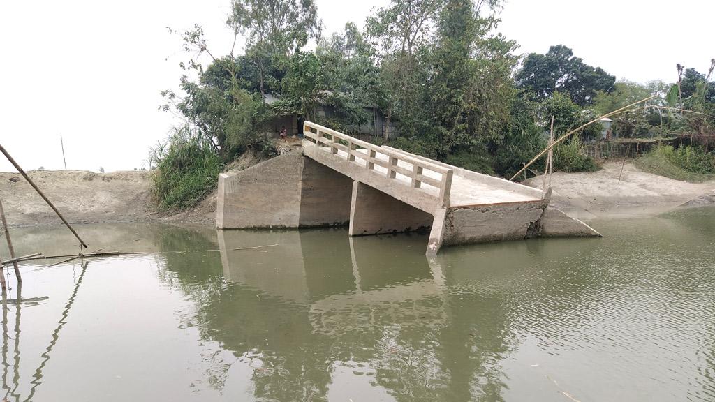 ৫ বছরেও  মেরামত হয়নি   সেতুর সংযোগ সড়ক