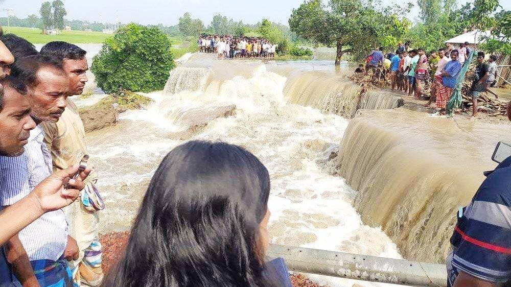 নওগাঁয় তিন স্থানে বেড়িবাঁধে ভাঙন, পানিবন্দী দেড় হাজার পরিবার