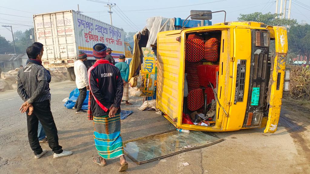 নরসিংদীতে কাভার্ড ভ্যানের চাপায় অটোরিকশাচালক নিহত