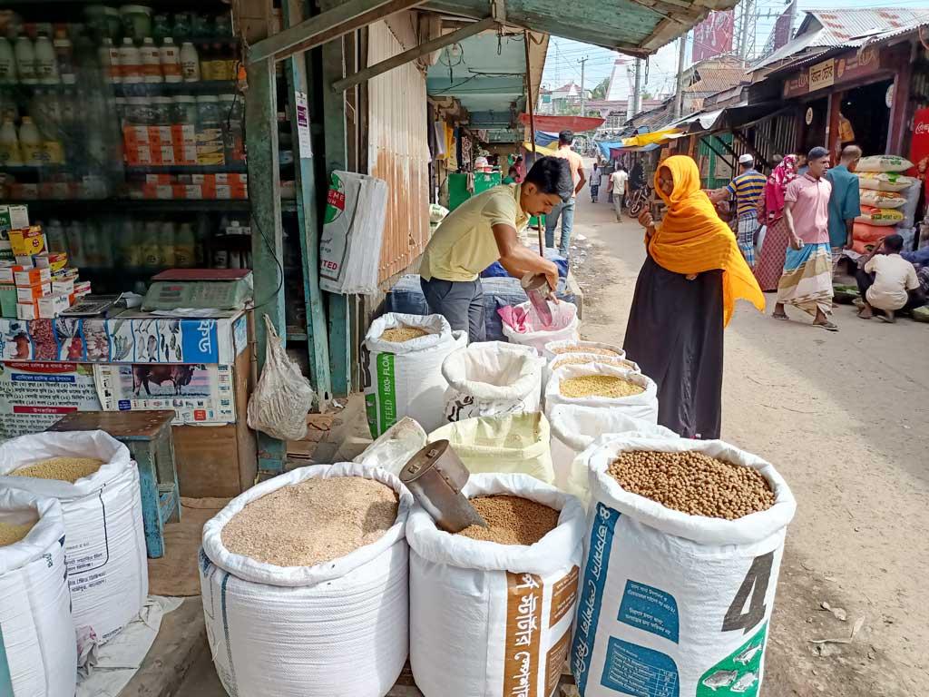 ‘নিজেরা খাইয়া বাঁচবাম, নাকি গরুরে খাওয়াইয়াম’