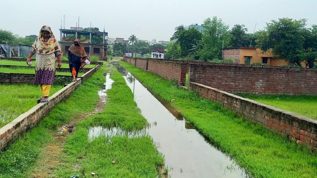 বৃষ্টি হলে বাড়ে দুর্ভোগ