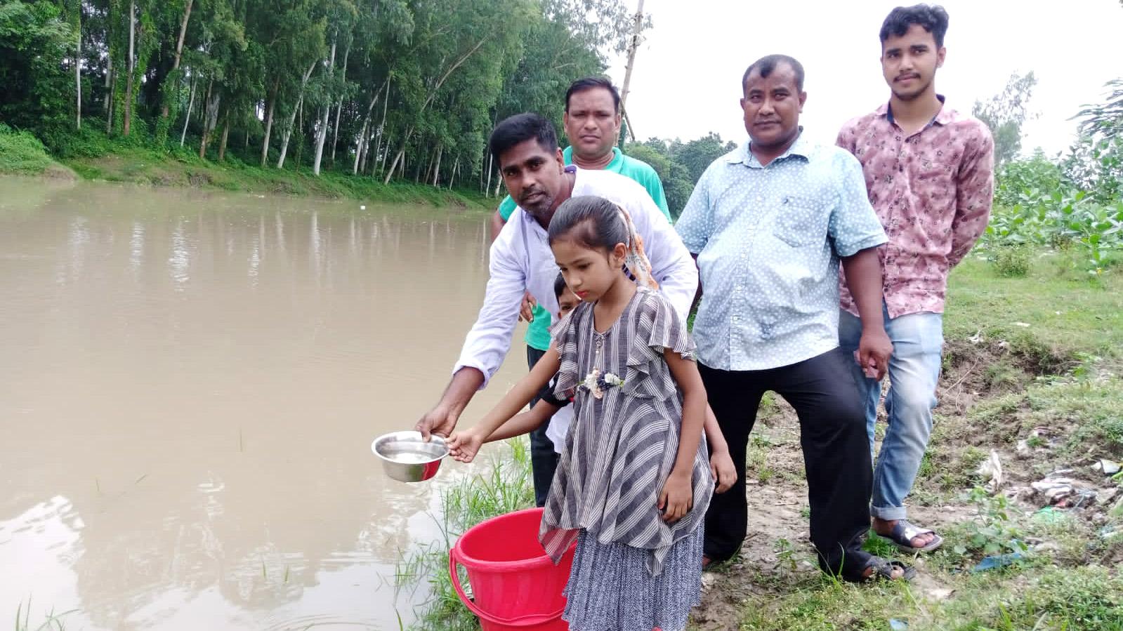 কেক কেটে নয়, নদীতে পোনা ছেড়ে জন্মদিন