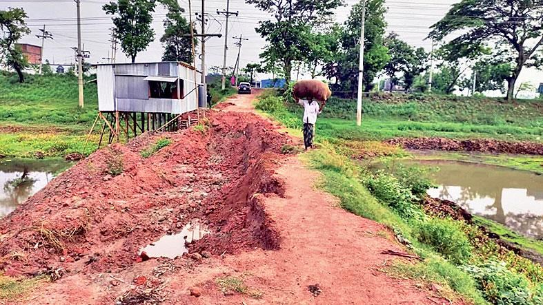 প্রকাশ্যে কেটে নেওয়া হলো সরকারি রাস্তার মাটি